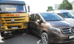 Dừng xe chờ đèn đỏ, 6 ô tô tông nhau liên hoàn trên đường Trường Chinh