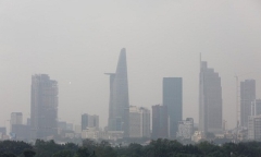 TP HCM xuất hiện sương mù khô, người đi đường phải mặc áo ấm