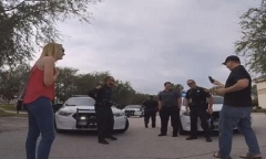 Màn cầu hôn hoành tráng nhờ đến sự giúp đỡ của xe cảnh sát