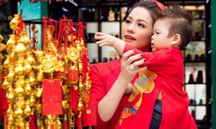 Nhật Kim Anh cùng con trai mặc áo dài dạo phố những ngày giáp tết