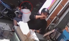 Clip: 2 thanh niên dàn cảnh trộm xe máy tinh vi trước cửa hàng trà sữa