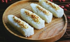 Chán đồ ăn ngoài hàng, mẹ vào bếp làm cơm nắm muối vừng cực ngon cho bữa sáng chắc bụng