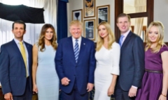 Ông Trump chia sẻ cách nuôi dạy 5 người con, nhiều người liền so sánh với ông Joe Biden