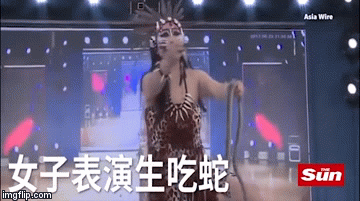 Video: Ghê rợn cảnh cô gái cắn đứt đầu rắn rồi ăn thịt trên sóng truyền hình