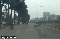 Video: Tông ngã người phụ nữ, nam thanh niên bỏ mặc nạn nhân đi dựng xe máy trước