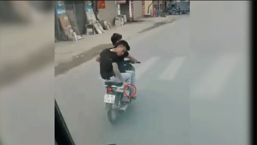 Video: Phẫn nộ hai nam thanh niên xăm trổ ngang nhiên rải đinh 