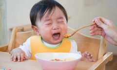 Bố mẹ hầu tòa vì bắt bé 19 tháng tuổi ăn chay dẫn đến rạn xương khắp người