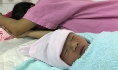 Vụ bé gái sơ sinh bị bỏ rơi ở Sài Gòn: Người mẹ quay lại cho con bú