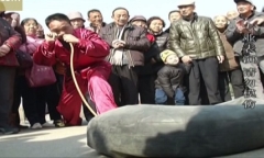 Xem màn võ sư bậc thầy dùng mũi thổi căng lốp xe ô tô