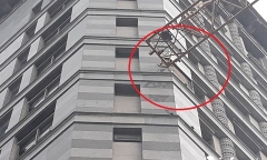 Cần cẩu đập vào nhà cao tầng, 
