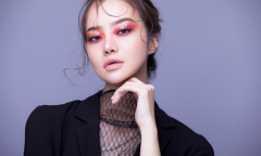 Hoa hậu Kiều Ngân biến hoá chóng mặt với kiểu make up Gothic