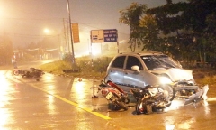 Ô tô mất phanh tông hàng loạt xe máy, 6 người bị thương