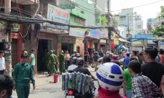 Tiệm quần áo bốc cháy ngùn ngụt, 2 vợ chồng bị bỏng nặng