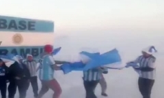 Video: Fan cuồng của Argentina lên Nam cực ăn mừng chiến thắng