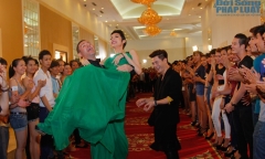 Adam Williams bất ngờ bế bổng Xuân Lan khi catwalk