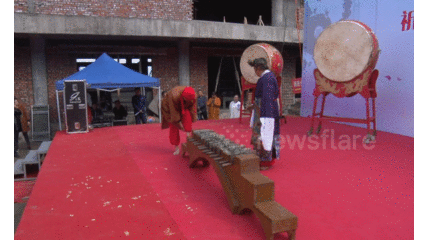 Video: Kinh ngạc cảnh võ sĩ Trung Quốc đi chân trần trên những lưỡi dao sắc bén