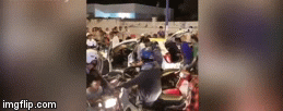 Video: Bị khách dí dao vào cổ, tài xế taxi khóa cửa, nhốt 2 tên cướp trong xe rồi tri hô dân vây bắt