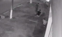 Màn chống trả quyết liệt của nam thanh niên với tên cướp vờ hỏi đường rồi giật điện thoại