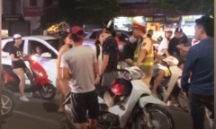 “Lỡ tay” sờ chỗ nhạy cảm của 2 cô gái trên đường, 2 thanh niên phải muối mặt xin lỗi