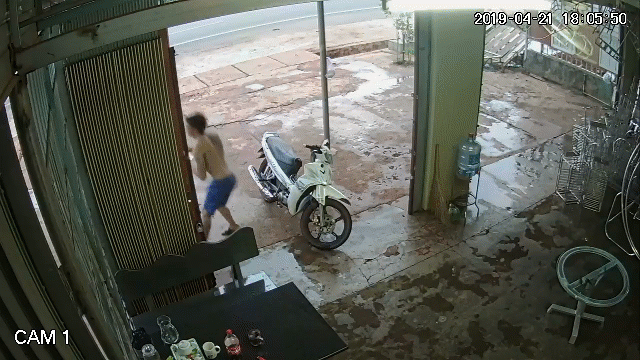Video: Ô tô lao như tên bắn vào nhà, thanh niên nhảy vào trong thoát chết trong gang tấc