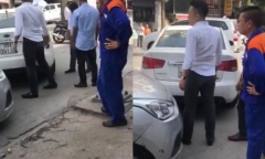 Hai xe ô tô va chạm, tài xế taxi bị đánh chảy máu đầu, kính xe vỡ nát