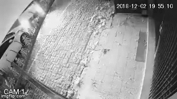 Video: Ô tô tông thẳng vào nhà dân rồi vội vàng bỏ đi