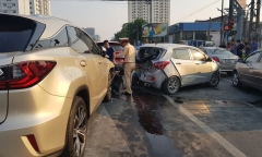 Tin tức tai nạn giao thông mới nhất hôm nay 30/9/2019: Ô tô 'điên' tông hàng loạt xe dừng đèn đỏ
