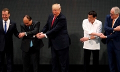 Tổng thống Trump bối rối khi bắt tay “kiểu ASEAN” 