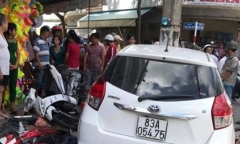 Lấy xe đang bị giam đi ra đường, tông liên hoàn 7 xe máy
