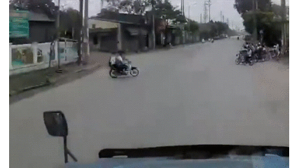 Video: Thót tim cảnh 2 học sinh đầu trần đi xe máy tạt đầu container