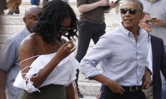 Cựu Đệ nhất phu nhân Michelle Obama diện áo hở vai đầy gợi cảm sánh bước bên chồng tại Ý