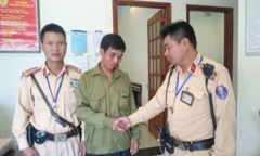 Lái xe ôm nhanh trí ngăn người phụ nữ có ý định nhảy cầu Chương Dương tự tử