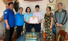 Trao giấy khen cho nam sinh quả cảm cứu sống 2 em nhỏ bị dòng nước cuốn trôi
