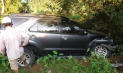 Vụ xe Fortuner vượt 3 chốt cảnh sát rồi lao xuống vực: Tài xế không có bằng lái?