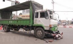 Dừng đèn đỏ, 2 xe máy bị ôtô tải cuốn vào gầm