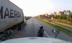 Clip: 2 thanh niên đầu trần, đánh võng trước đầu container gây bức xúc