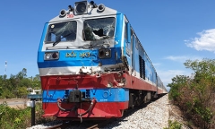 Băng qua đường ray, xe tải bị tàu hỏa húc văng 10m, tài xế nguy kịch