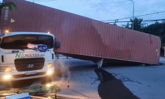 Bình Dương: Lật thùng container trong lúc quay xe, tài xế tử vong thương tâm