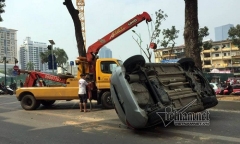  Ô tô lật ngửa trên làn đường buýt nhanh BRT, 2 mẹ con bị thương