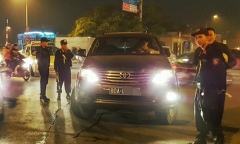 Chấm dứt hợp đồng với lái xe biển xanh tát cảnh sát cơ động