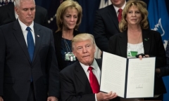 Trump ký sắc lệnh xây tường biên giới với Mexico