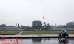 Dòng người đội mưa viếng Lăng Bác