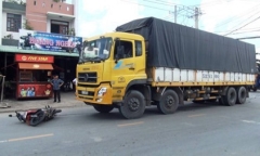 Xe máy va chạm với ô tô, vợ chồng nguyên Phó Chủ tịch huyện thương vong