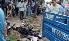 Xe tải phóng nhanh đâm nát xe SH, 2 mẹ con bị thương nặng