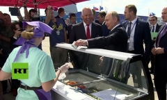 Tổng thống Putin mua kem chiêu đãi các thành viên chính phủ