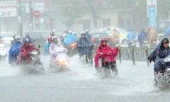 Sáng nay, Hà Nội bất ngờ chuyển mưa lạnh giữa mùa hè