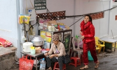 Lạ lẫm: Người Hà Nội mặc áo rét giữa mùa hè