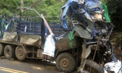 Ôtô tải mất phanh đâm vào vách núi, 2 người tử vong