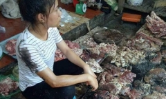 Thông tin bất ngờ vụ 2 phụ nữ hất dầu luyn vào sạp thịt lợn ở Hải Phòng