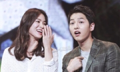 Song Hye Kyo tự gắn tên chồng lên túi xách để thể hiện tình yêu